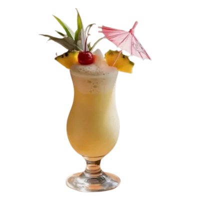 Piña colada decorada con piña, cereza y sombrilla